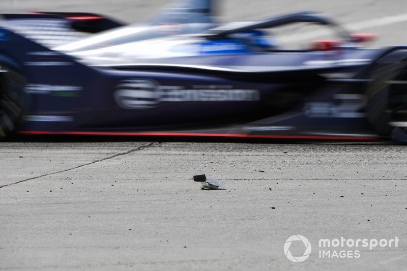 Sam Bird, Virgin Racing, Audi e-tron FE06 passes debris on the track