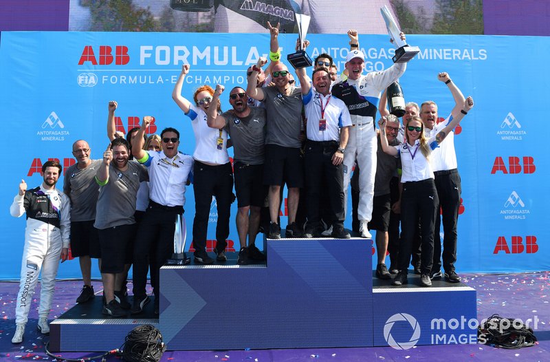 Roger Griffiths, Team Principal, BMW i Andretti Motorsports, Maximilian Günther, BMW i Andretti Motorsports celebrate victory with the team on the podium