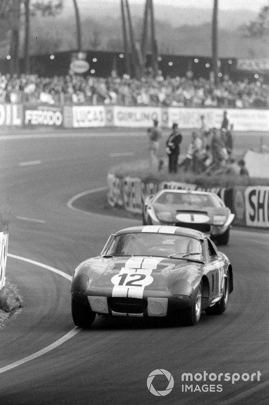 Jo Schlesser, Allen Grant, Ford France S.A, Shelby Cobra Daytona, leads Ken Miles, Bruce McLaren, Shelby-American Inc, Ford GT40 Mk.II