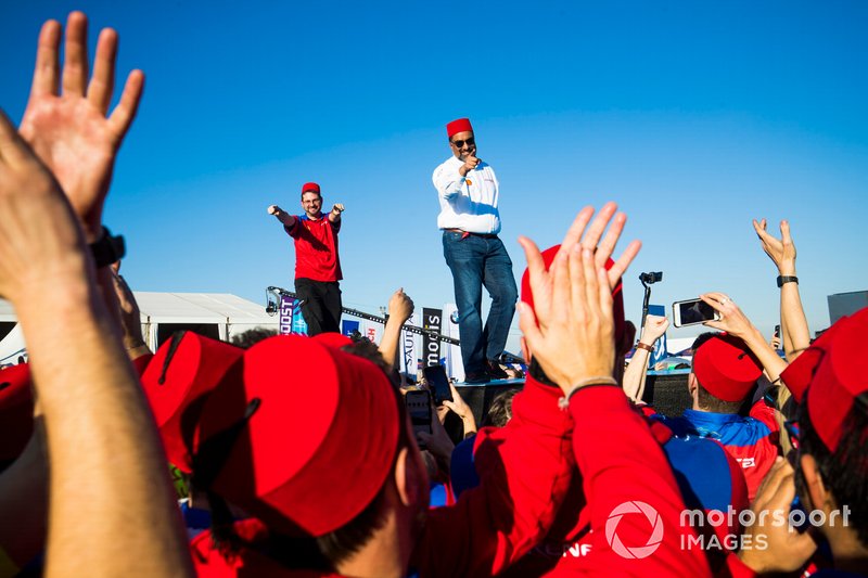 Il team Mahindra Racing team esulta per Jérôme d'Ambrosio, Mahindra Racing, 1° classificato, sul podio