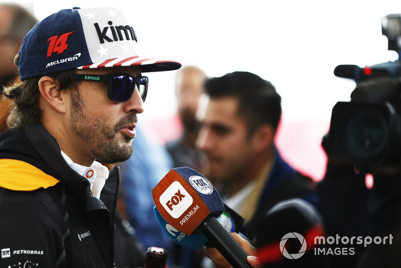 Fernando Alonso, McLaren, parle aux médias