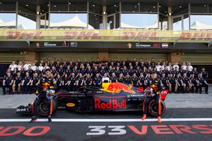Daniel Ricciardo, Red Bull Racing et Max Verstappen, Red Bull Racing lors de la photo d'équipe de Red Bull Racing