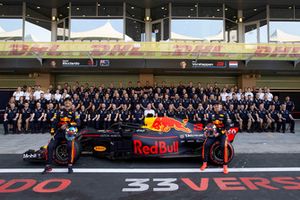 Daniel Ricciardo, Red Bull Racing, e Max Verstappen, Red Bull Racing, nella foto di gruppo del team Red Bull Racing