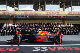 Daniel Ricciardo, Red Bull Racing et Max Verstappen, Red Bull Racing lors de la photo d'équipe de Red Bull Racing