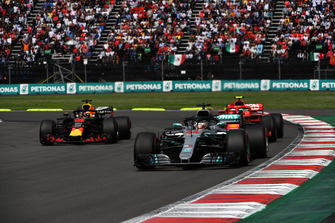 Lewis Hamilton, Mercedes-AMG F1 W09 leads Kimi Raikkonen, Ferrari SF71H and Daniel Ricciardo, Red Bull Racing RB14