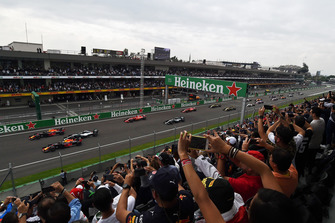Daniel Ricciardo, Red Bull Racing RB14, Max Verstappen, Red Bull Racing RB14 and Lewis Hamilton, Mercedes AMG F1 W09 EQ Power+ at the start of the race