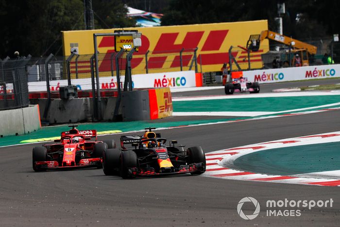 Daniel Ricciardo, Red Bull Racing RB14 y Sebastian Vettel, Ferrari SF71H 
