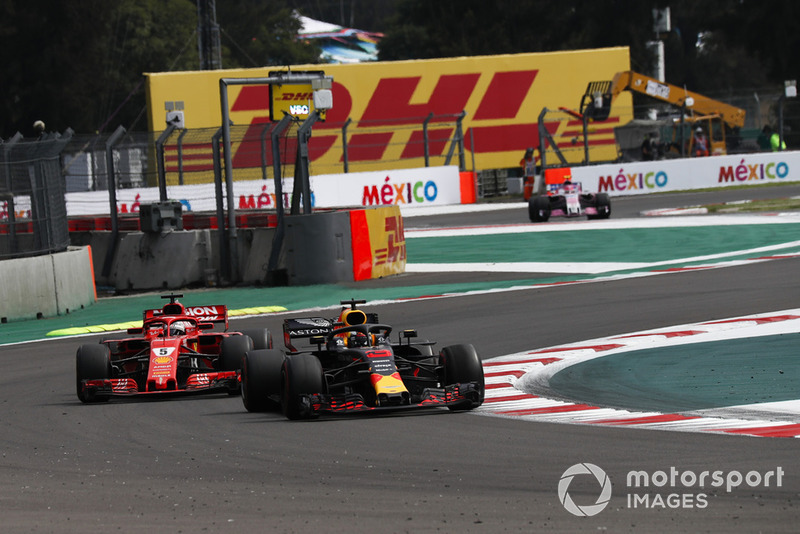 Daniel Ricciardo, Red Bull Racing RB14 y Sebastian Vettel, Ferrari SF71H