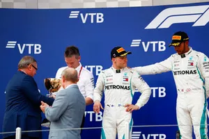 Il vincitore della gara Lewis Hamilton, Mercedes AMG F1, il secondo classificato Valtteri Bottas, Mercedes AMG F1, sul podio con James Allison, Direttore tecnico, Mercedes AMG, riceve il trofeo Costruttori da Andrey Kostin, Presidente e Chairman del consiglio di amministrazione VTB Bank