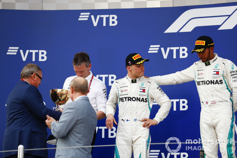 Podio: ganador de la carrera Lewis Hamilton, Mercedes AMG F1, el segundo lugar Valtteri Bottas, Mercedes AMG F1, con James Allison, Director Técnico, Mercedes AMG, recibe el trofeo Constructors de Andrey Kostin, Presidente y Presidente del Consejo de Administración de VTB Bank