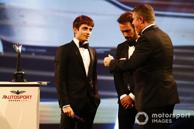 Il vincitore del "Rookie of the Year award", Charles Leclerc, sul palco