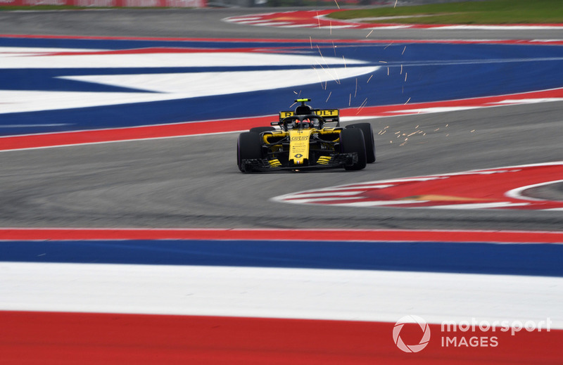 Carlos Sainz Jr., Renault Sport F1 Team R.S. 18, solleva scintille