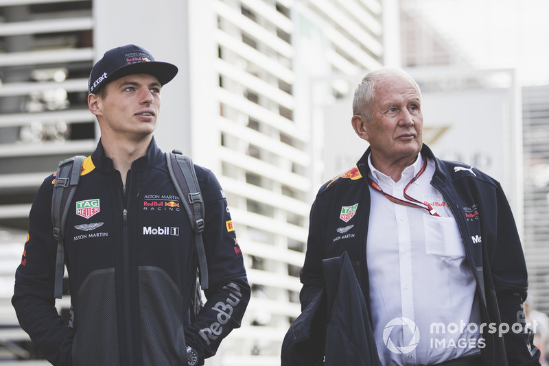 Гонщик Red Bull Racing Макс Ферстаппен и спортивный консультант Red Bull Хельмут Марко