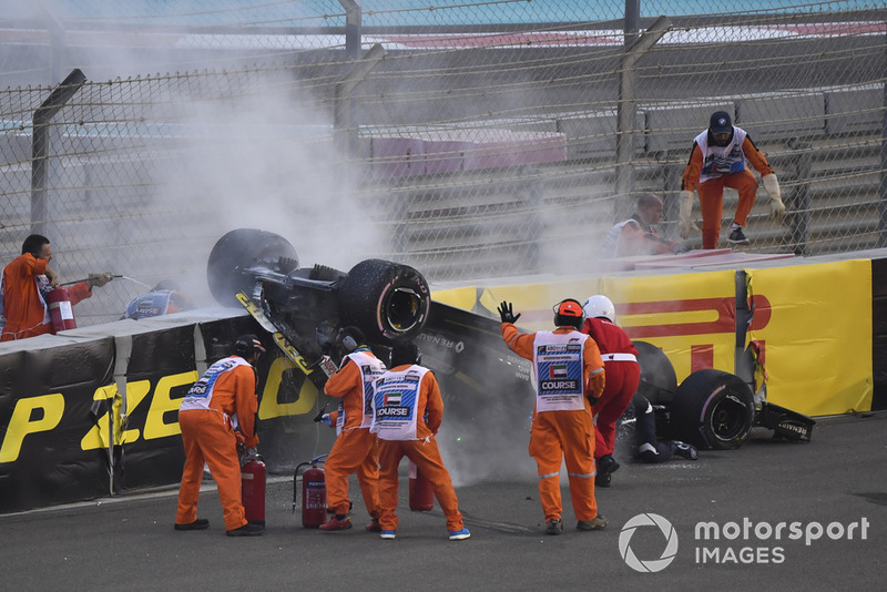 L'équipe médicale et les commissaires viennent en aident à Nico Hulkenberg, Renault Sport F1 Team R.S. 18 après son accident du premier tour