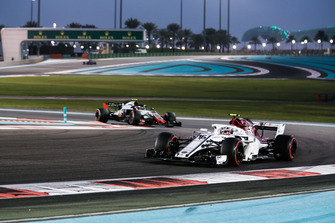 Charles Leclerc, Sauber C37 en Kevin Magnussen, Haas F1 Team VF-18