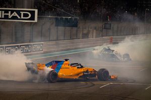 Lewis Hamilton, Mercedes-AMG F1 W09 and Fernando Alonso, McLaren MCL33 donuts at the end of the race 