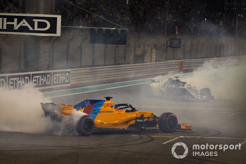 Lewis Hamilton, Mercedes-AMG F1 W09 y Fernando Alonso, McLaren MCL33 hacen donuts al final