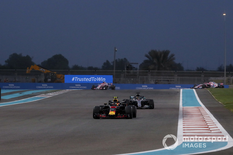 Max Verstappen, Red Bull Racing RB14 y Lewis Hamilton, Mercedes AMG F1 W09 EQ Power+