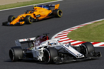 Marcus Ericsson, Sauber C37 leads Stoffel Vandoorne, McLaren MCL33