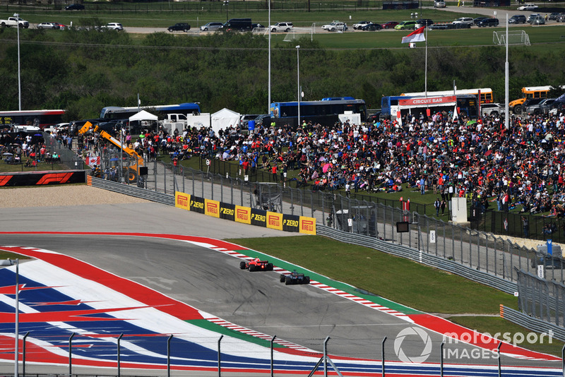 Kimi Raikkonen, Ferrari SF71H Lewis Hamilton, Mercedes AMG F1 W09 EQ Power+