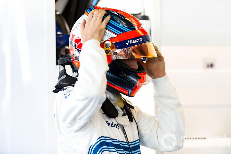 Robert Kubica, Williams Martini Racing, ajuste son casque