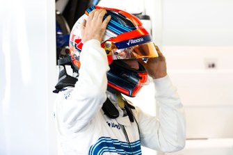 Robert Kubica, Williams Martini Racing, si aggiusta il casco