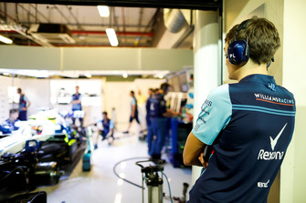 George Russell, Williams, kijkt naar teamgenoot Robert Kubica