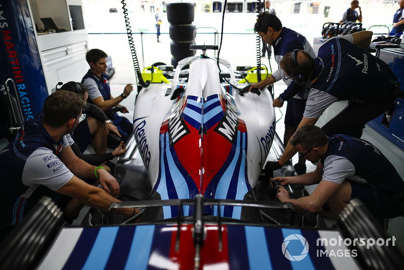 Les mécaniciens Williams au travail dans le garage