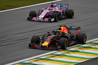Sergio Perez, Racing Point Force India VJM11 and Daniel Ricciardo, Red Bull Racing RB14