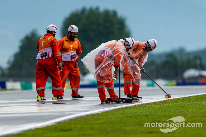 Oficiales trabajando bajo la lluvia