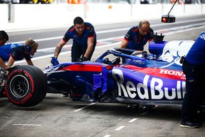 Brendon Hartley, Toro Rosso STR13, is returned to the garage