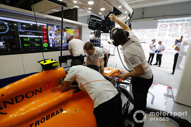 Suasana garasi McLaren