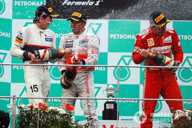 Podio: segundo lugar Sergio Pérez, Sauber F1, ganador Fernando Alonso, Ferrari y tercer lugar Lewis Hamilton, McLaren