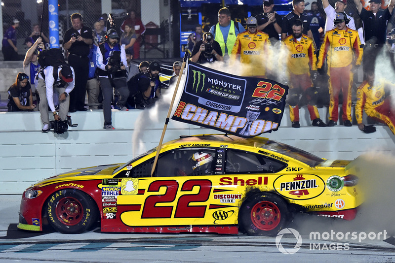 Joey Logano, Team Penske, Ford Fusion Shell Pennzoil celebrates his championship win with a burnout