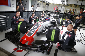 Enineers prepare to send Romain Grosjean, Haas F1 Team VF-18, to the grid