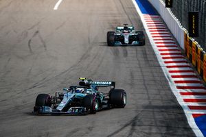 Valtteri Bottas, Mercedes AMG F1 W09, voor Lewis Hamilton, Mercedes AMG F1 W09