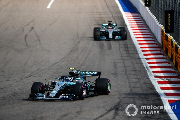 Valtteri Bottas, Mercedes AMG F1 W09, lidera a Lewis Hamilton, Mercedes AMG F1 W09
