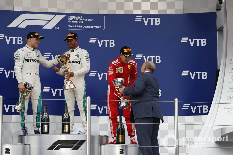 Sebastian Vettel, Ferrari, menerima trofi podium ketiga dari Viktor Kiryanov, President Federasi Otomotif Rusia, di podium