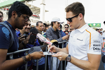 Stoffel Vandoorne, McLaren, imza dağıtıyor