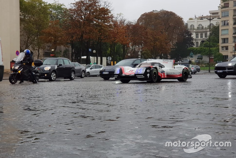 La Porsche 919 Tribute dans les rues de Paris