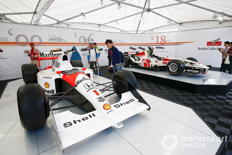 Болельщики и исторические автомобили McLaren и BAR