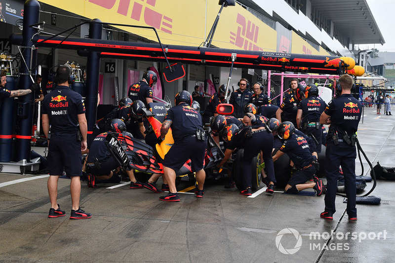 Latihan pit stop Red Bull Racing