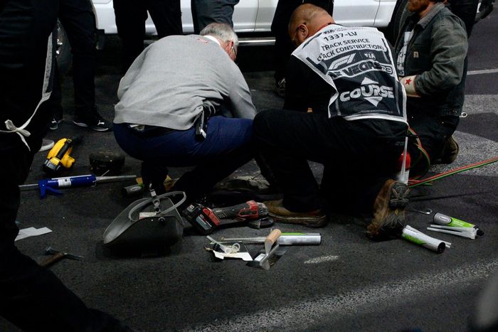 Se trabaja y debate para arreglar las tapas de alcantarilla sueltas en la vía