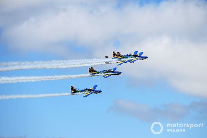 El equipo de exhibición de la Fuerza Aérea Brasileña Esquadrilha da Fumaca (Escuadrón de Humo) actúa para el público en sus EMB-314 Super Tucanos.