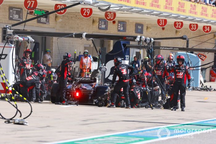 Nico Hulkenberg, Haas VF-23 en el pit lane para una parada en boxes
