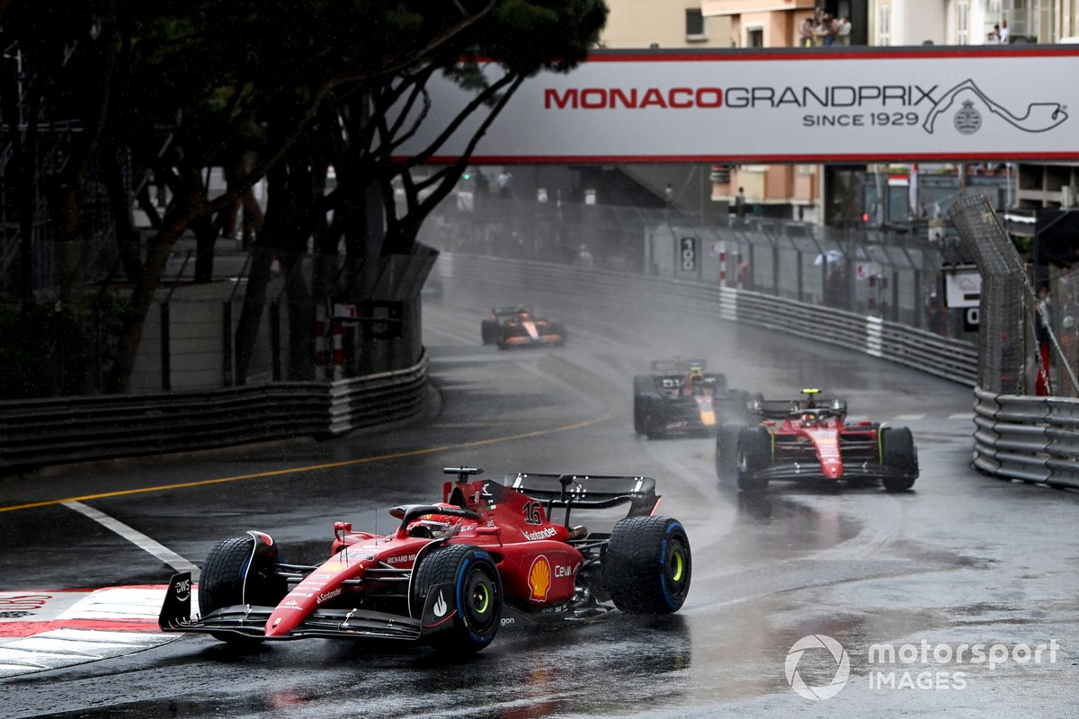 Charles Leclerc, Ferrari F1-75, Carlos Sainz, Ferrari F1-75, Sergio Pérez, Red Bull Racing RB18, en la vuelta de formación