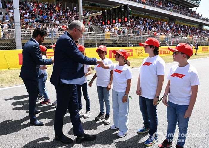 Mohammed bin Sulayem, Presidente de la FIA, Stefano Domenicali, Director General de la Fórmula 1, conocen a algunos niños de la parrilla 