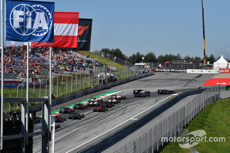 Jake Hughes, HWA RACELAB, devant Lirim Zendeli, Sauber Junior Team by Charouz, Pedro Piquet, Trident et Robert Shwartzman, PREMA Racing au départ
