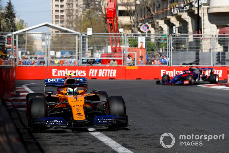 Lando Norris, McLaren MCL34, precede Daniil Kvyat, Toro Rosso STR14