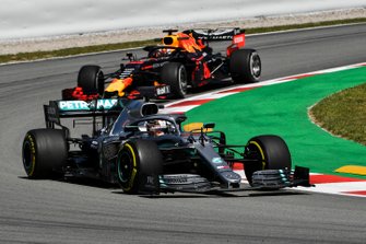 Lewis Hamilton, Mercedes AMG F1 W10, voor Max Verstappen, Red Bull Racing RB15